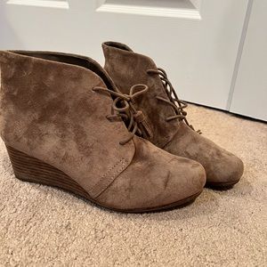 dr. scholls size 9 wedged booties brown suede NEW never been worn